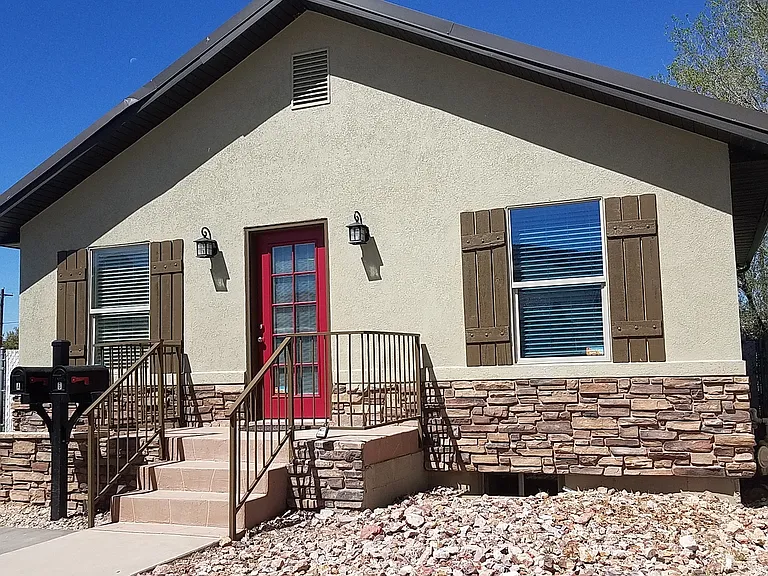 457 N 400 W #B — Photo 1
