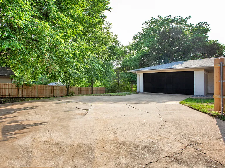 2910 W Crawford St — Photo 38