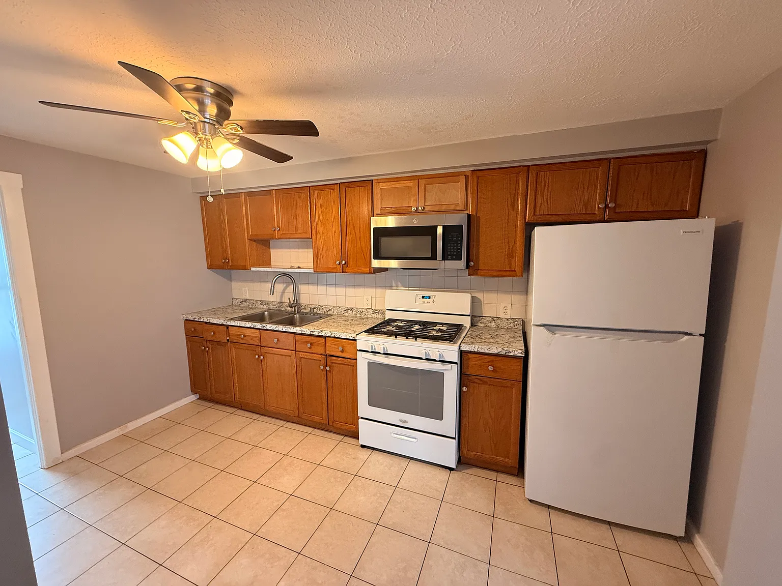 3 bed, 1100 sqft, $2,200 — Photo 2
