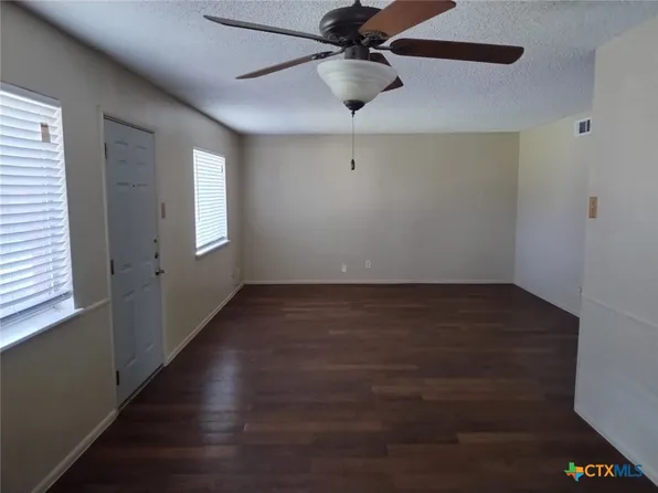 1120 N King St, Seguin, TX