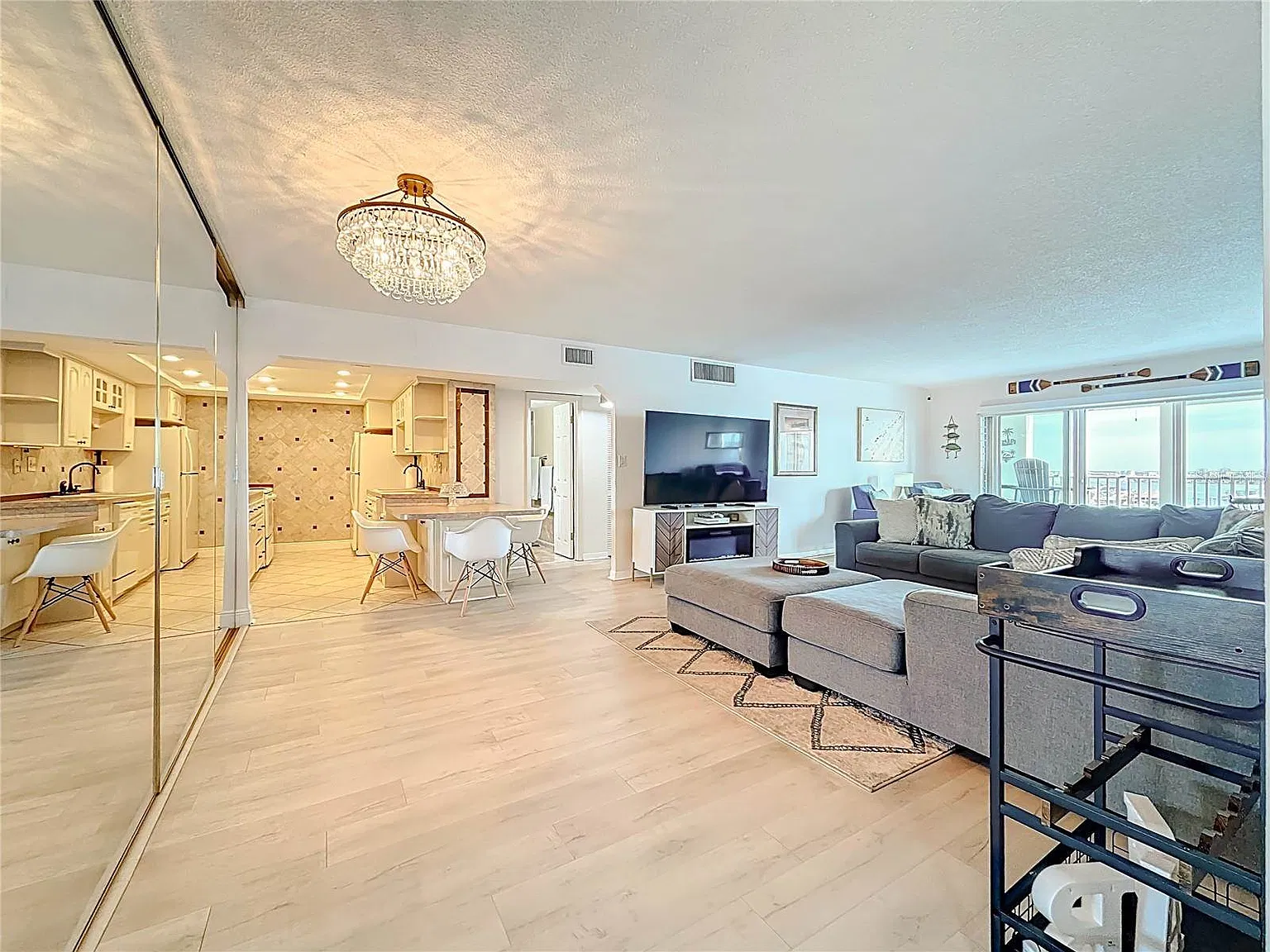 1 bed, 1003 sqft, $2,600 — Photo 4