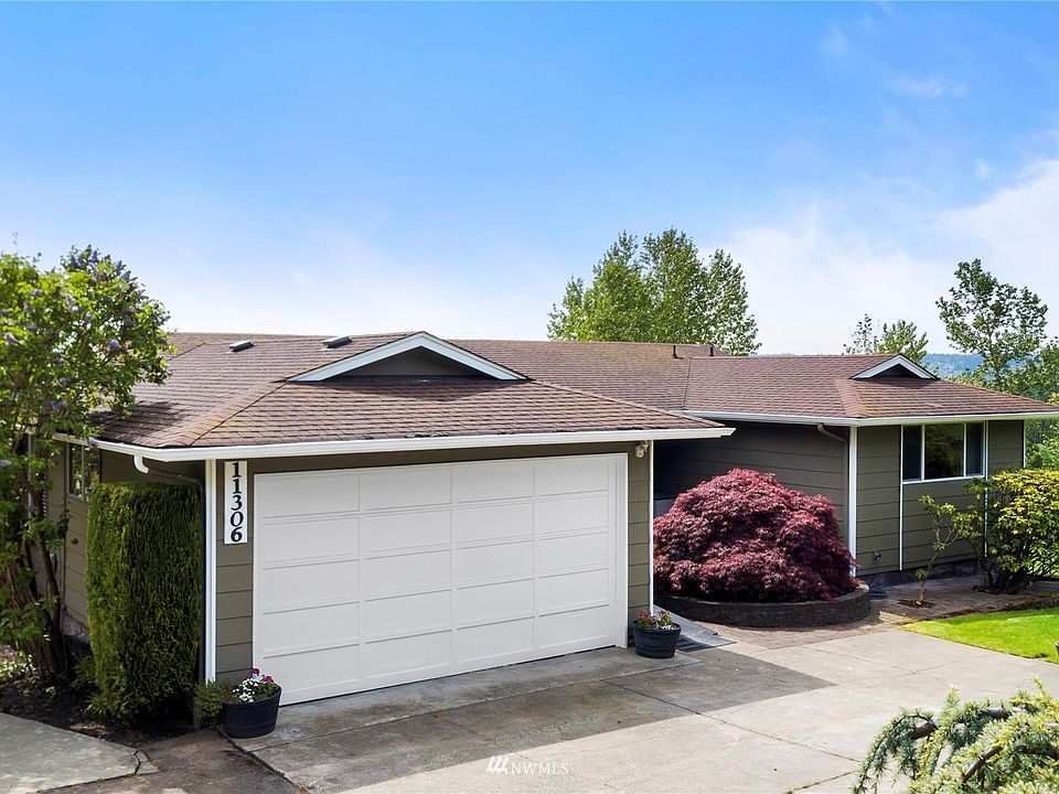 This 2796 sq. ft. home sits on a very private 2 parcel lot totalling nearly 31,000 sq. ft in desirable Edgewood Community.