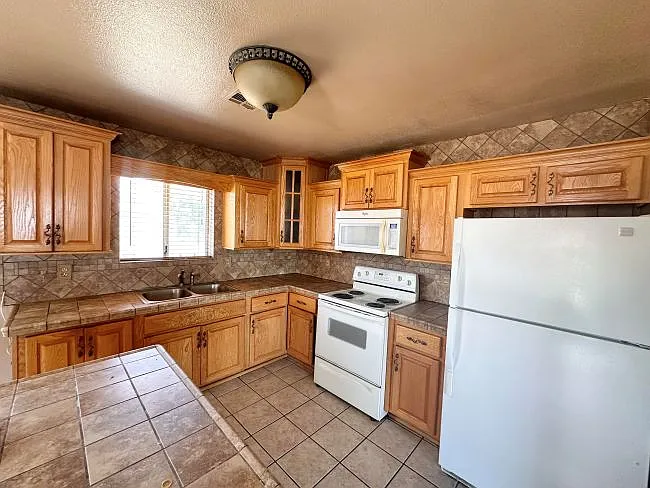 3 bed, 1106 sqft, $1,395 — Photo 3