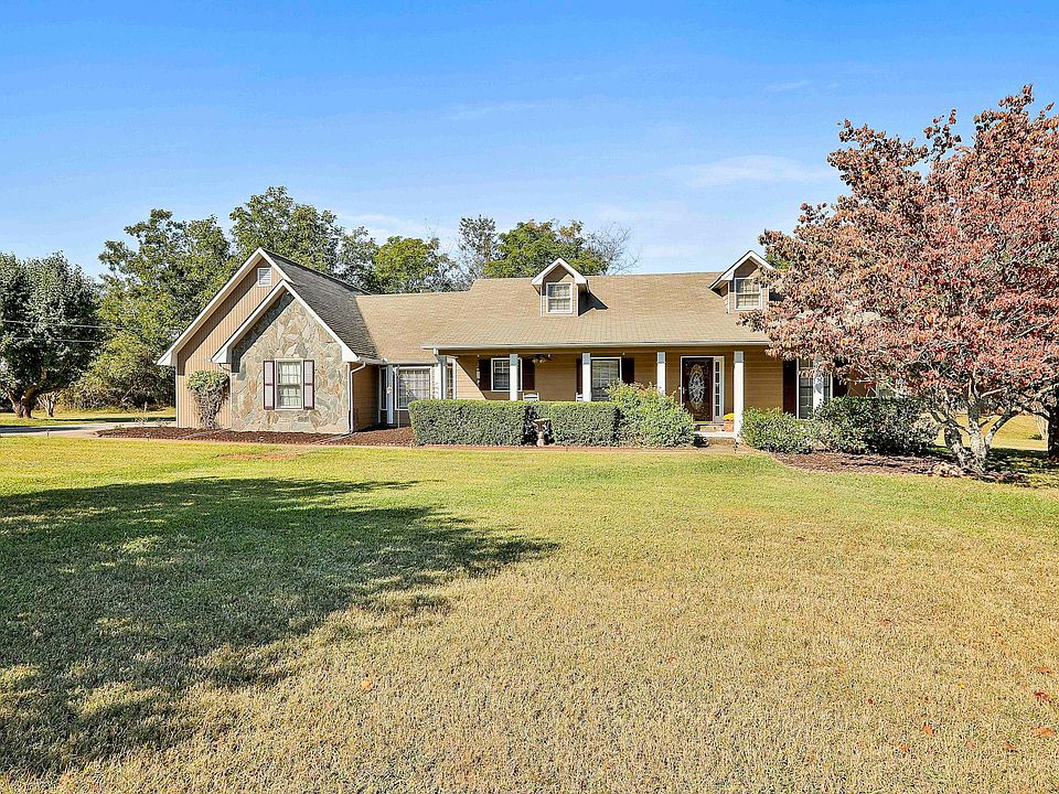 1st image of 110 Hampton Woods Dr