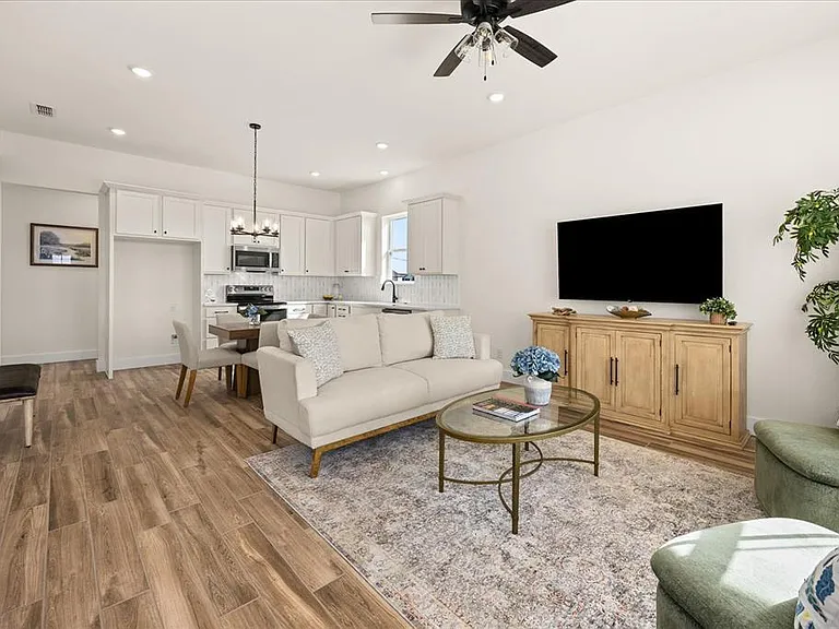 802 S Creek St #108 — Photo 3