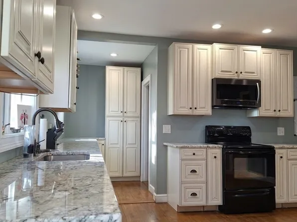 83 Chestnut St, Gardner, MA 01440