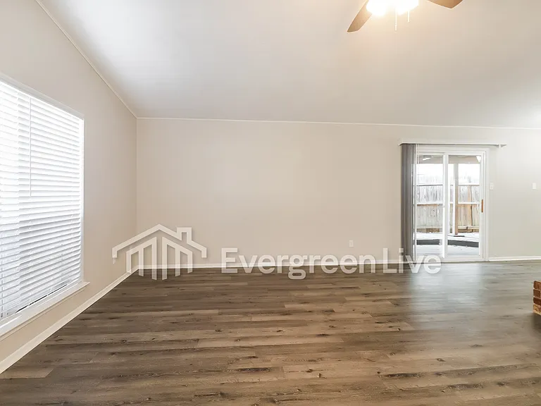 2404 Heathercrest Dr — Photo 2