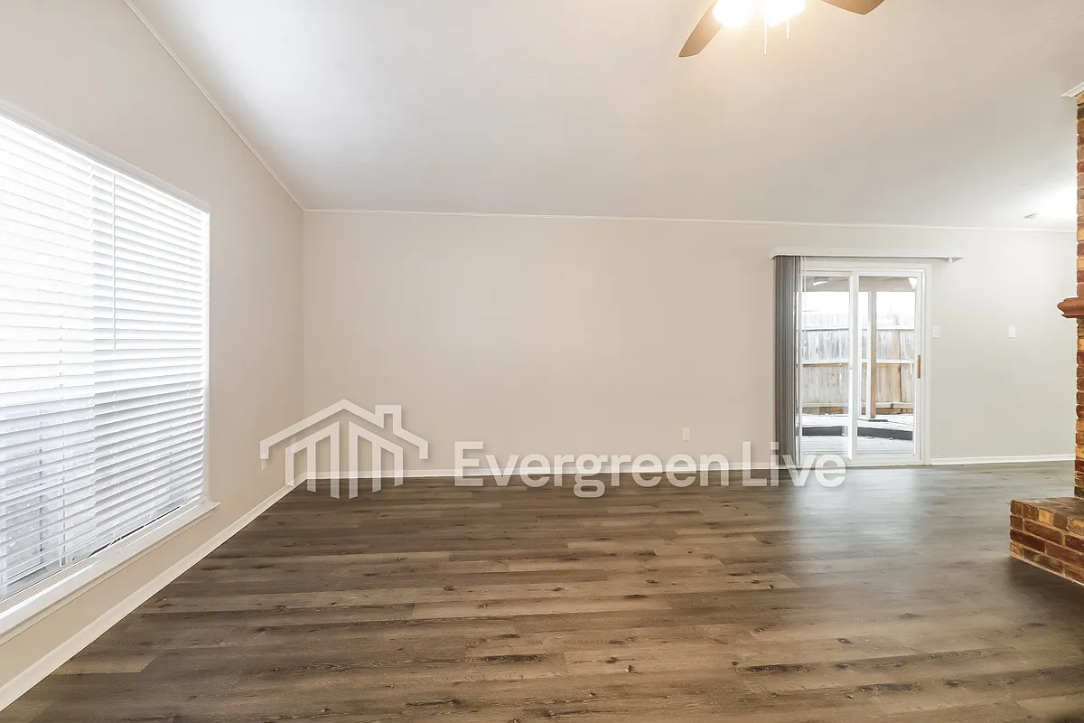 Building Photo - 2404 Heathercrest Dr
