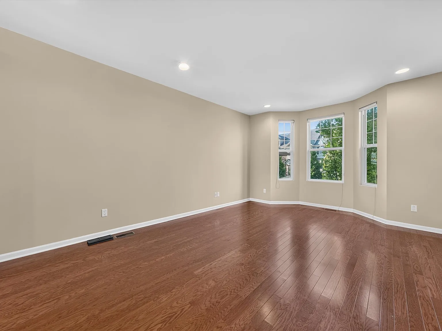3 bed, 1960 sqft, $2,990 — Photo 3