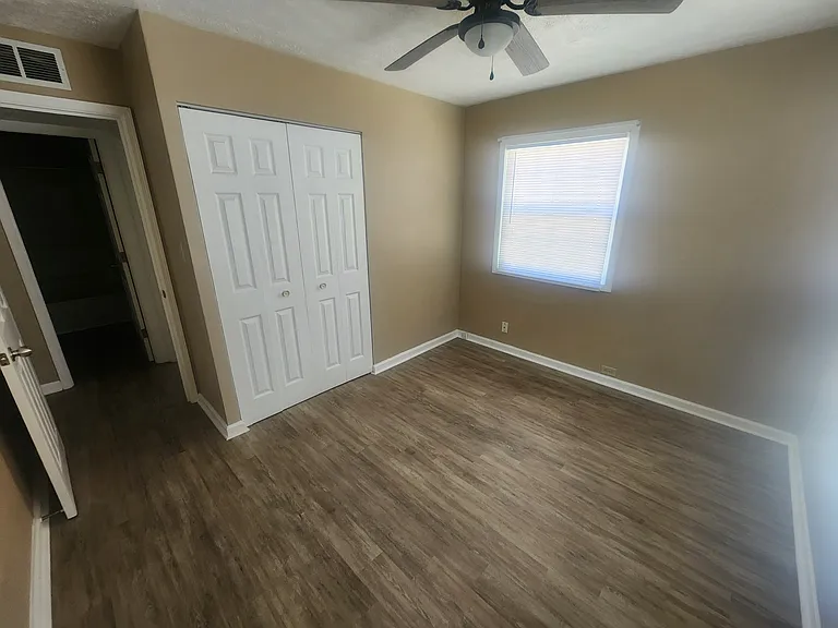 907 Greenview Ave — Photo 6