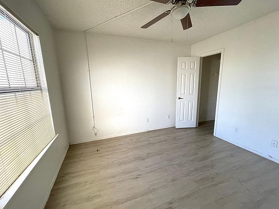 5th image of 820 W University Dr