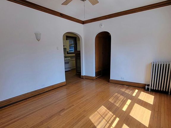 2nd image of 3624 N Greenview Ave APT 1E