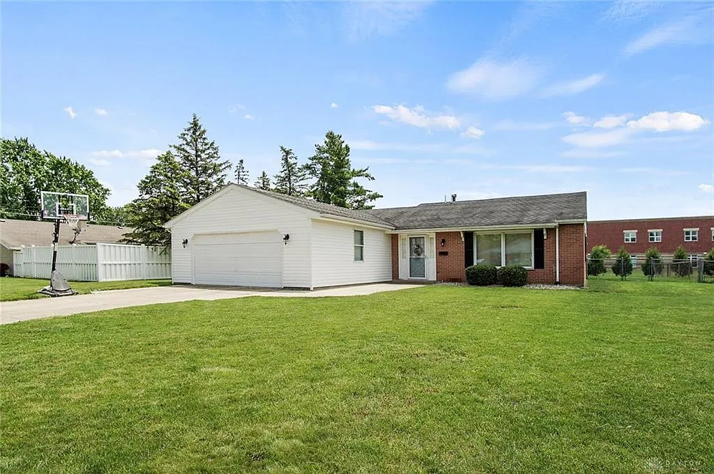 1703 E Parkway Dr photo 1