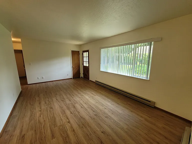 Lovely 2 Bed + 1 Bath in Forest Grove!! Near Pacific University!! Updated in 2021 + Pet-Friendly!! — Photo 2