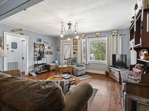 3rd image of 1104 N Lucille St