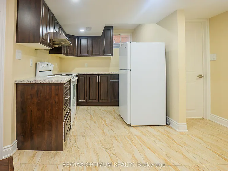 9 Fenchurch Dr #BASEMENT — Photo 2