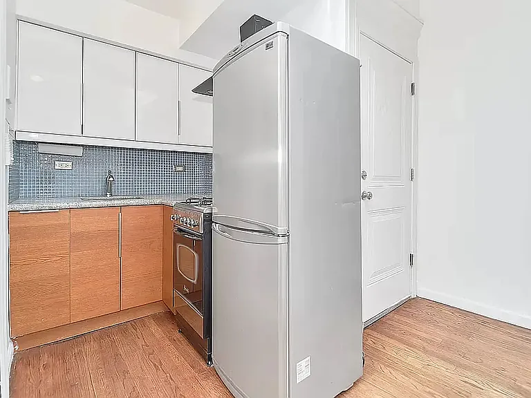 125 E 30th St #5B — Photo 6