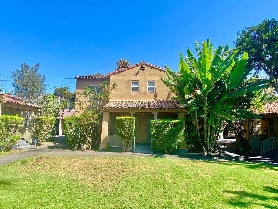 5225 De Longpre Ave