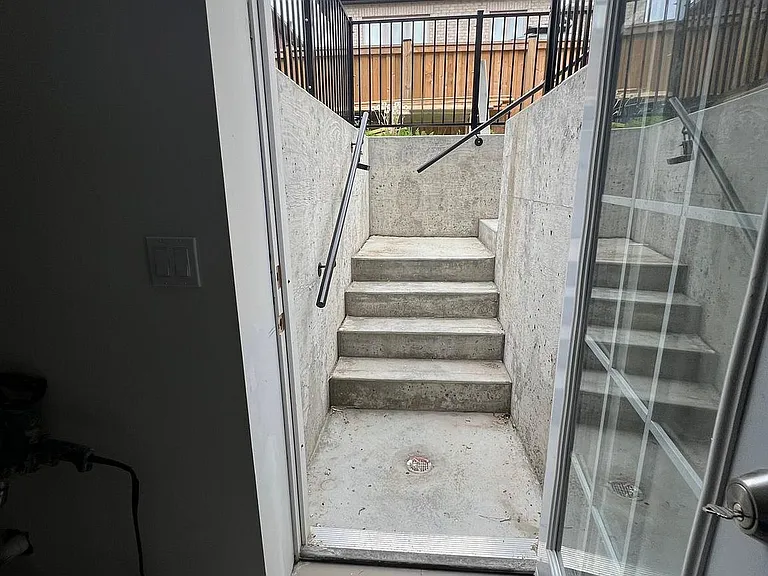 1042 Kingpeak Cres — Photo 1