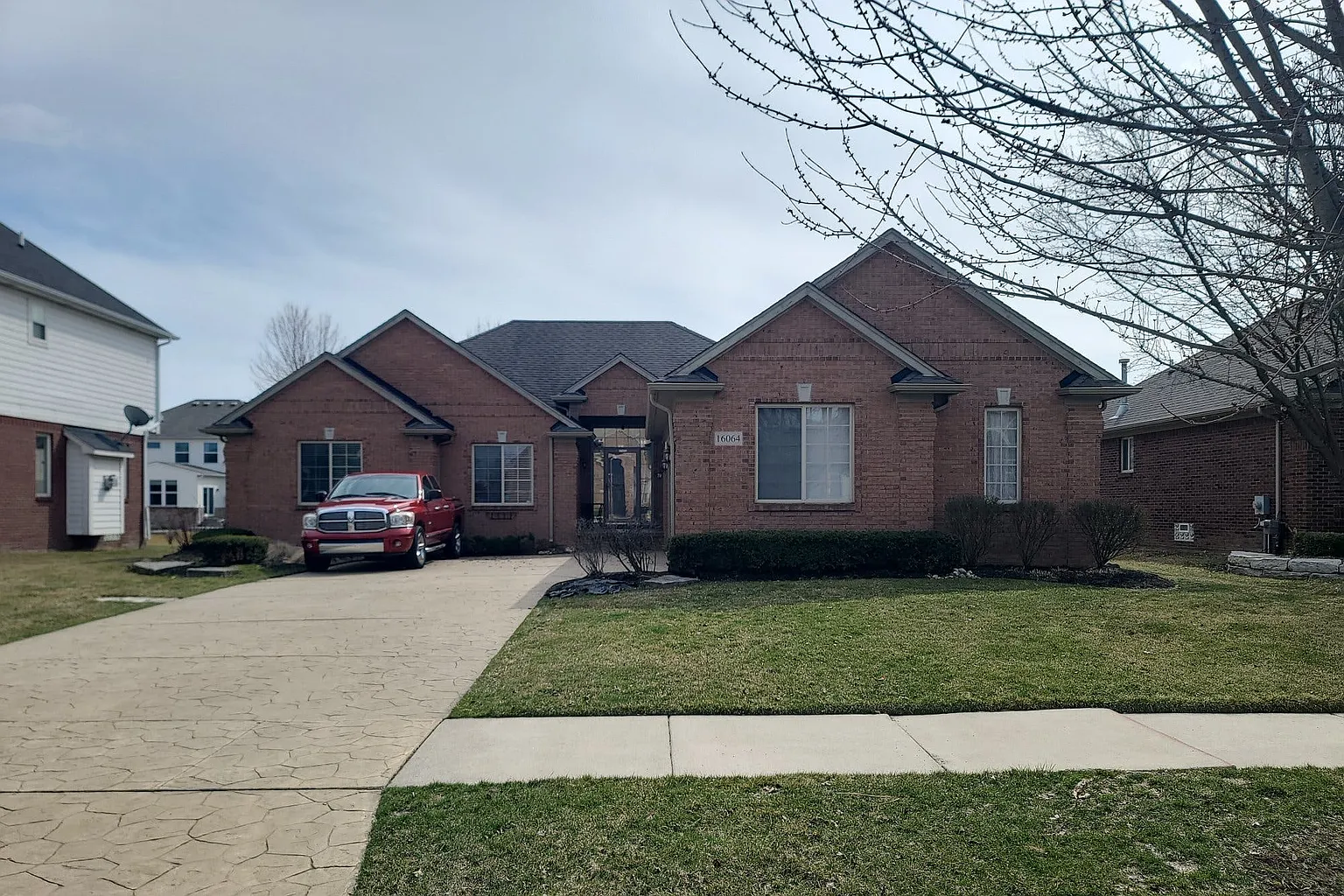 16064 Kingsway Dr photo 1