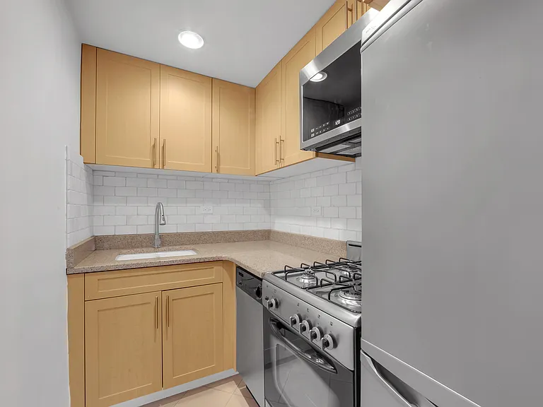 141 E 33rd St #10J — Photo 7