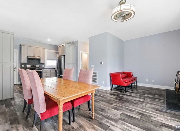 2nd image of 41 The Cres Floor 2