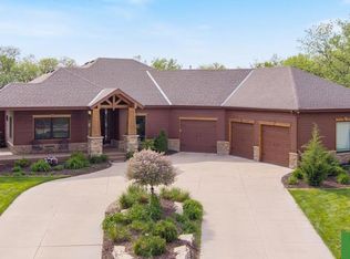 5270 Waterford Avenue Cir, Papillion, NE 68133