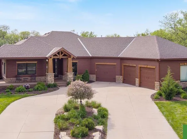 5270 Waterford Avenue Cir, Papillion, NE 68133