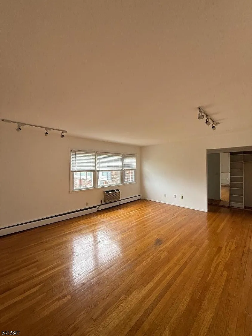1 bed, 1.0 bath, $2,200 — Photo 2