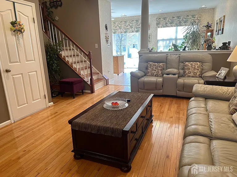 1304 Dahlia Cir — Photo 2