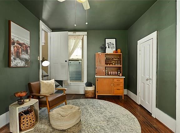 3rd image of 318 W Broadway St