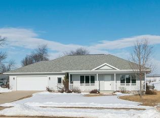 275 Radcliffe Dr, North Liberty, IA 52317