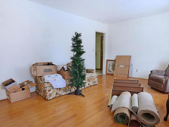 4th image of 5938 Village Ln