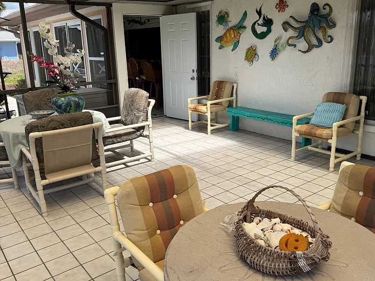 407 Border St — Photo 5
