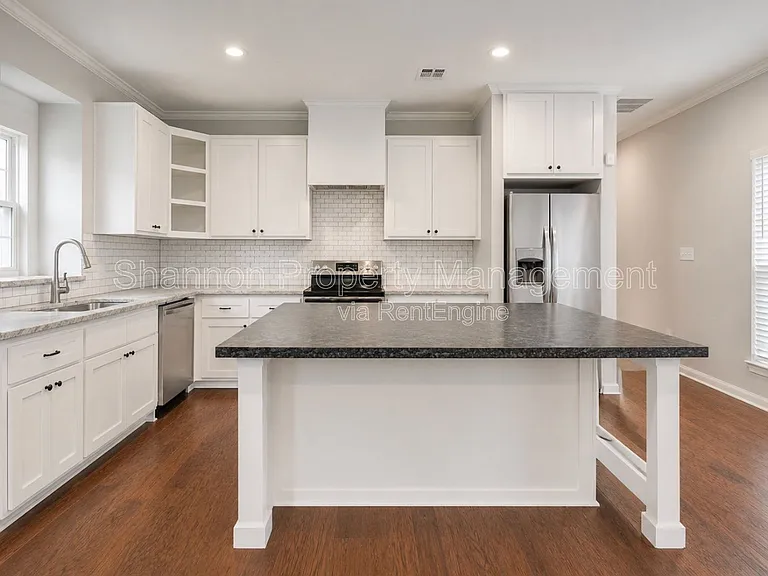 921 Kern St — Photo 6