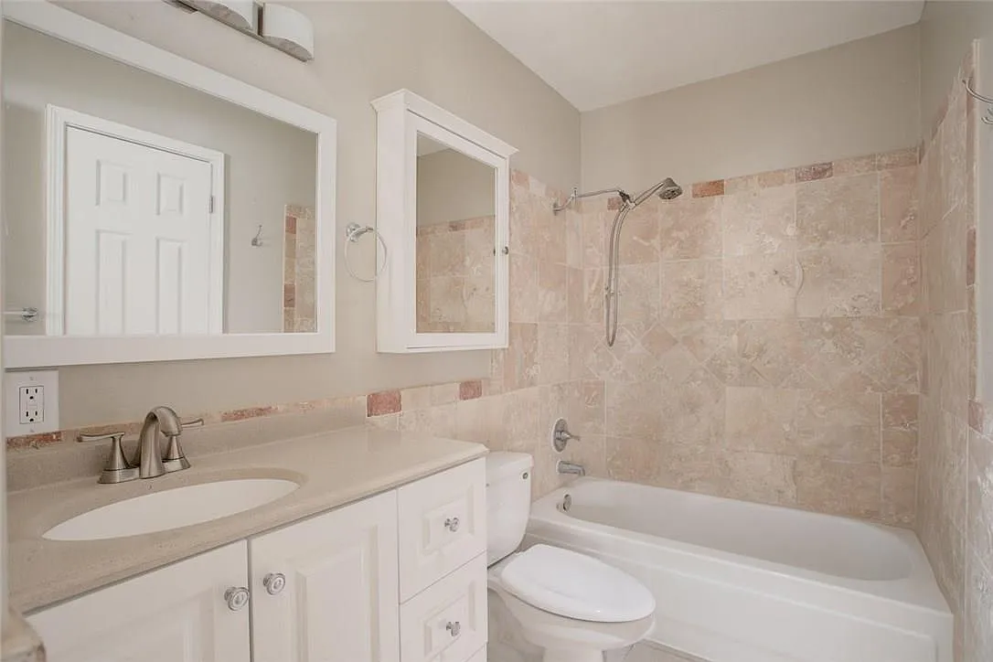 3 bed, 1.5 bath, 1001 sqft, $1,995 — Photo 4