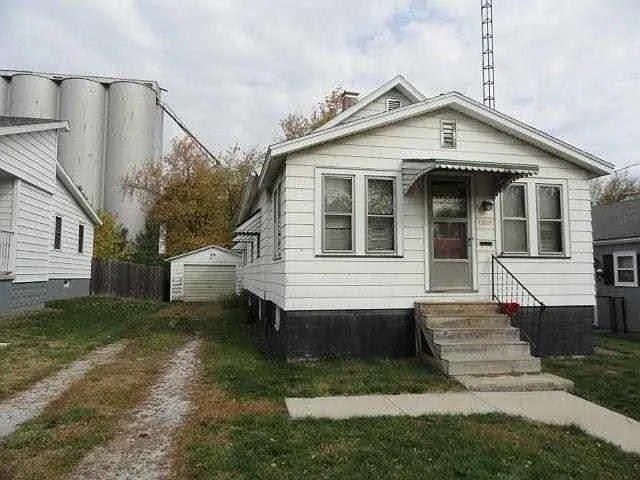 1303 W Grove St photo 1