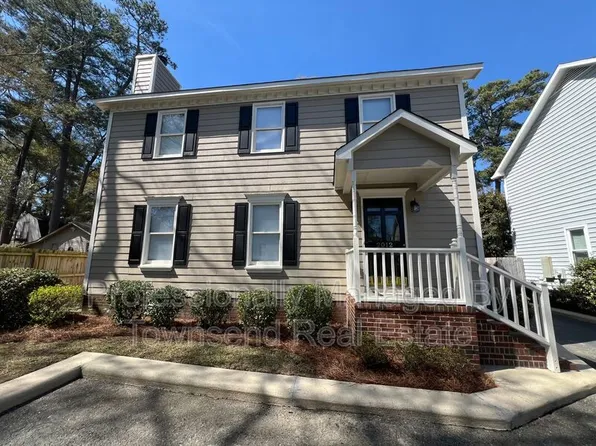 2012 Fig Ct, Fayetteville, NC 28305