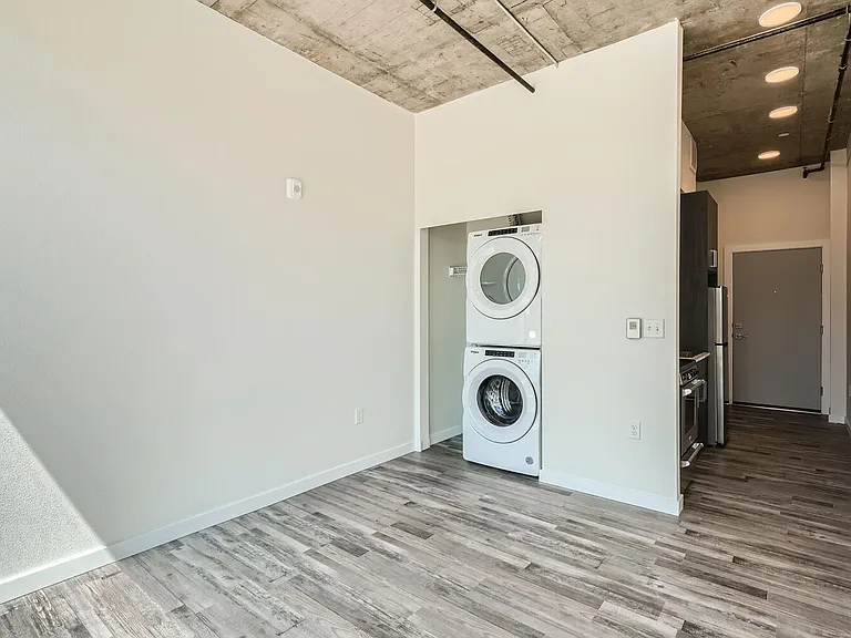 Welcome to AV Lofts! Beautiful views plus in-unit laundry! Up to 8 weeks free! — Photo 73