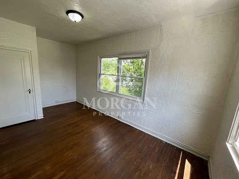 1231 W Walnut St — Photo 7