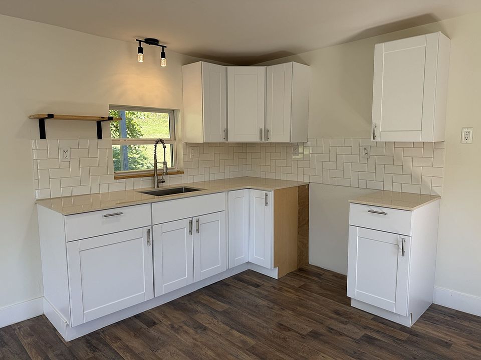 1st image of 7 Echo Valley Dr