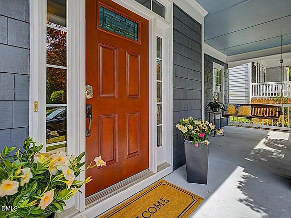 3rd image of 913 Edgewater Cir