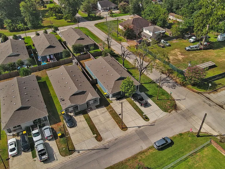 403 E Avenue G — Photo 19