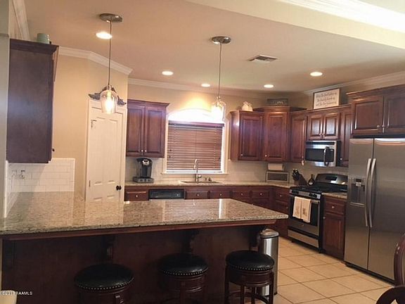 4th image of 211 Bluebonnet Dr