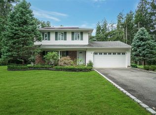 10 Mare Ln, Commack, NY 11725