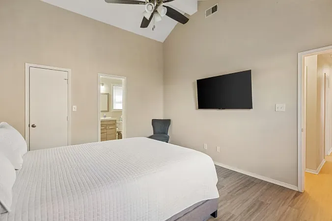 2438 Wycliff Ave — Photo 10