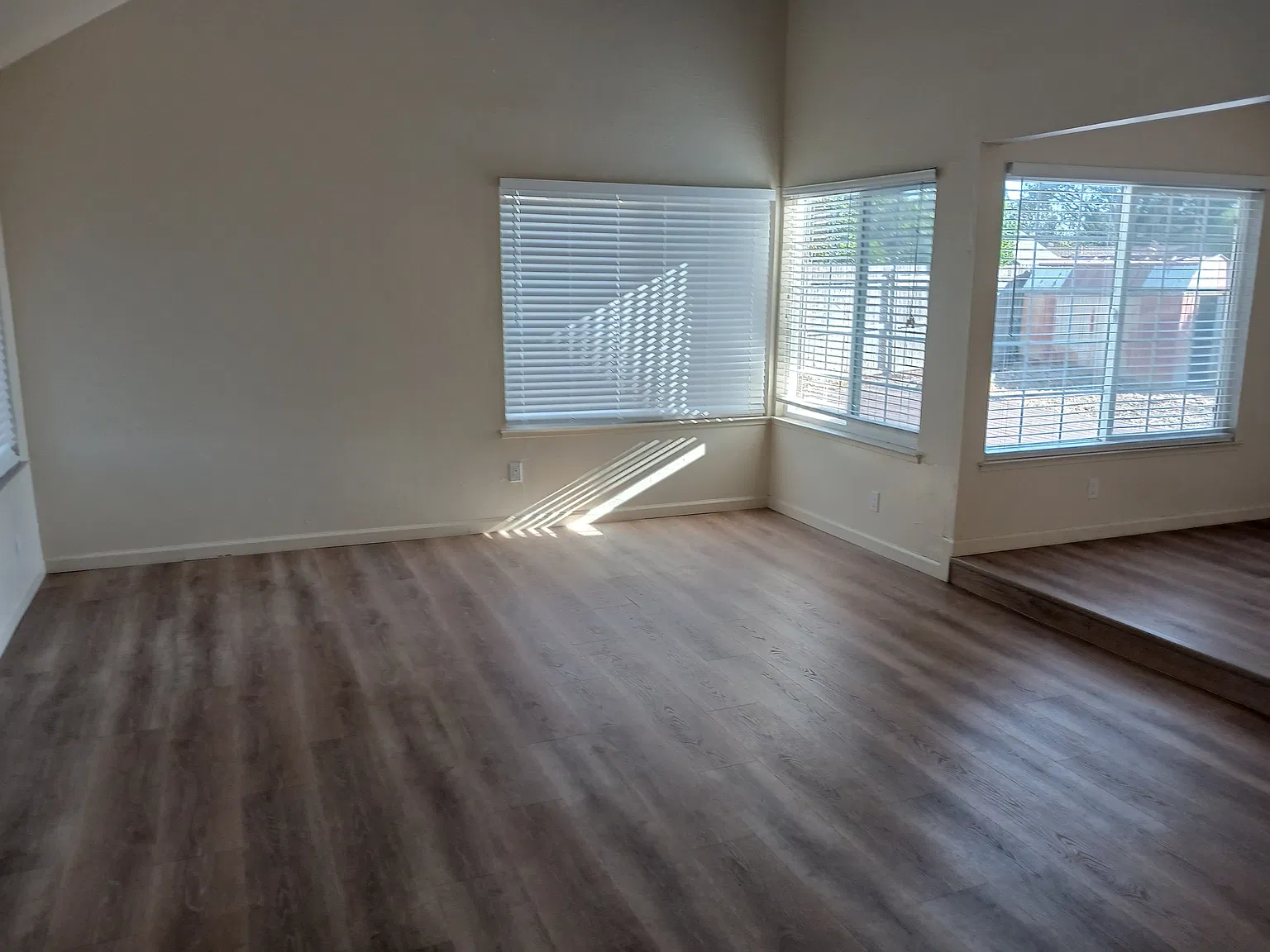 4 bed, 2.5 bath, 2165 sqft, $3,200 — Photo 4