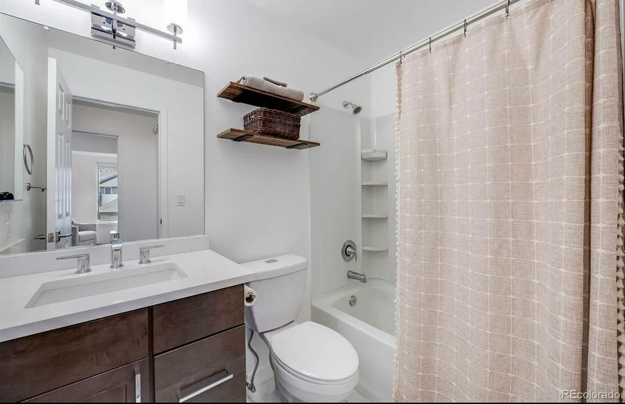 3 bed, 2.5 bath, 1827 sqft, $1,100 — Photo 1