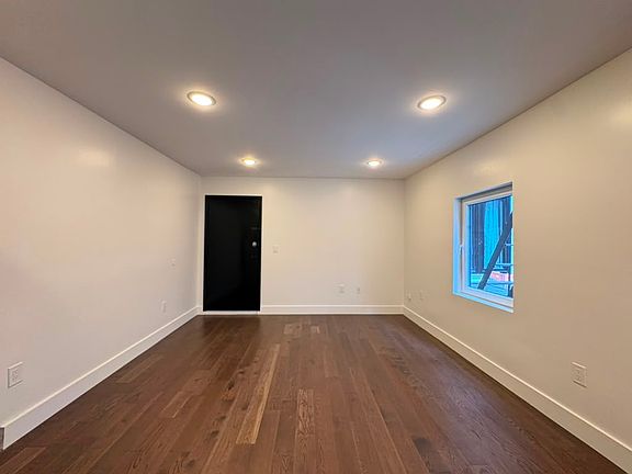 3rd image of 195 Bay St Floor 3