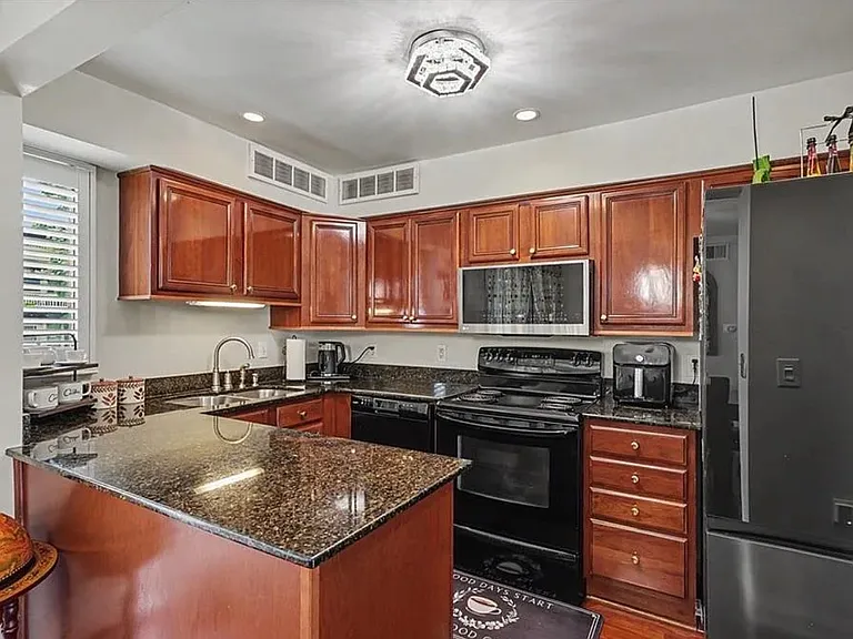 114 E 41st St #5 — Photo 3